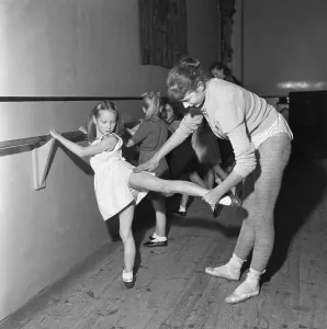 01113 Prints: Baby classes and young children who have their ballet lessons at the Rambert School in