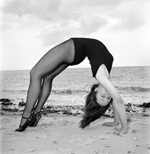 Ballerina Anne Youngman modelling beachwear fashions. 1960 E466-008