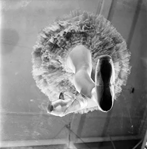 00008 Prints: Ballet Dancer. Valerie Tayler. January 1953 D275-001