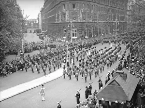 00392 Prints: The Band and Corps of Drums of the Welsh and Irish Guards march down Northumberland