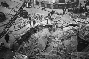 01483 Prints: The Bank of England and Royal Exchange after the raid during the night of 11 January 1941