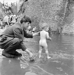 Bank holiday at Blackpool. Beach scenes / crowds / sunbathing. June 1960 M4319