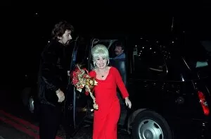 Images Dated 7th November 1998: Barbara Windsor actress November 1998, Eastenders actress getting out of black taxi