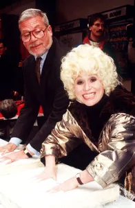 00009 Prints: Barbara Windsor and Oliver Reed aftr leaving their palm prints in cement Plaque