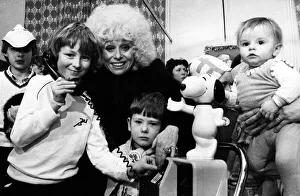 00614 Prints: Barbara Windsor paid an early Christmas call to sick children yesterday-and bought a