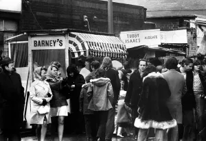 Stalls Prints: Barneys and Tubby Isaacs eel stalls at Aldgate March 1974