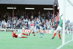 Barnsley 1-1 Middlesbrough, Division Two league match at the Oakwell Ground