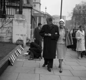 00104 Prints: Baron Heinrich Thyssen with wife Fiona Campbell Walter walking past National Gallery