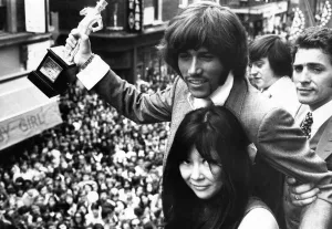 00083 Prints: Barry Gibb of the Bee Gees holding the John Stephen statuette presented to him by Miss