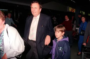 00131 Prints: Barry Humphries Actor Dame Edna Everage 1990 at the Airport A©Mirrorpix