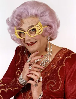 Barry Humphries comedian as Dame Edna Everage A©Mirrorpix