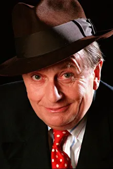BARRY HUMPHRIES, CREATOR OF DAME EDNA EVEREDGE 29 / 08 / 1992