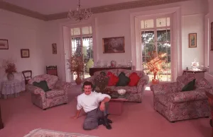 01425 Prints: BARRY MCGUIGAN, BOXER, IN PHOTOCALL AT HIS HOME 13 / 09 / 1991