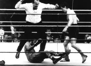 Barry McGuigan v Eusebio Pedroza Boxing June 1985 Eusebio Pedroza goes down in