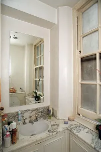 Bathroom of Coleherne Court August 1998 old former flat of Princess Diana
