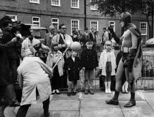 Outfit Prints: Batman actor Adam West spent his first day in London - filming