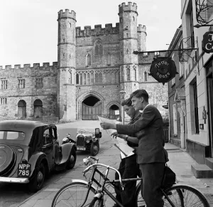 00501 Prints: Battle Abbey, Sussex. Boys on bicycles plan the next part of their route outside the main