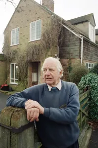 00501 Prints: Battle of Britain veteran Brian Smith at his cottage home near Evesham. 2nd February 1994