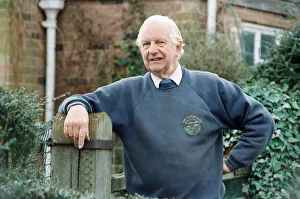 00501 Prints: Battle of Britain veteran Brian Smith at his cottage home near Evesham. 2nd February 1994