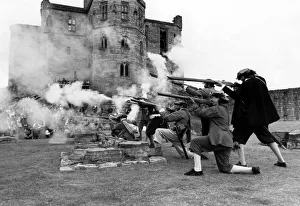 00363 Prints: Battle re-enactments - Soldiers armed with muskets and pikes as The Roundheads