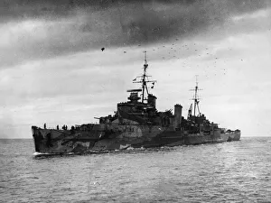 01442 Prints: Battlecruiser HMS Sheffield entering harbour during the Second World War