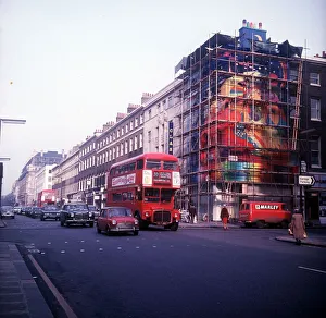 00273 Prints: The Beatles 2 Pop Group with their Psychedelic shop in Baker street Dbase MSI A©Mirrorpix