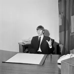 00268 Prints: The Beatles drummer Ringo Starr is happy to speak to the press after the birth of his 8oz