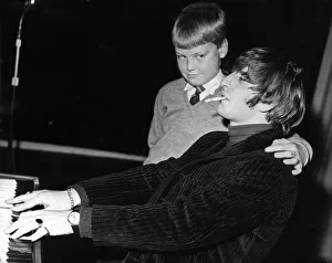 Pianist Prints: Beatles drummer Ringo Starr takes time off to play the piano in Edinburgh