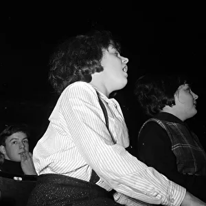 The Beatles - Fans - November 1963 Fans of The Beatles - cheer