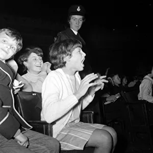 The Beatles - Fans - November 1963 Fans of The Beatles - cheer