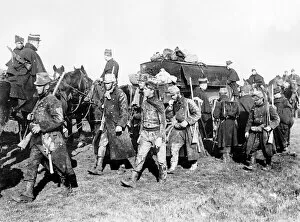 Images Dated 13th September 2012: Belgian soldiers on their way to take up a new position during World War One. Circa 1915