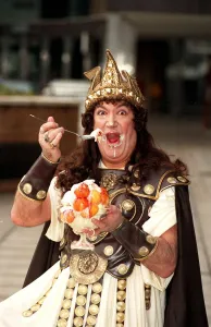 BERNARD BRESSLAW DRESSED UP FOR A BBC TV PROMOTION EATING PEACH MELBA - 29 / 11 / 1990