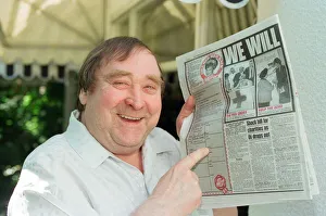 00469 Prints: Bernard Manning sings up to the Princess Diana Campaign to give her HRH title back