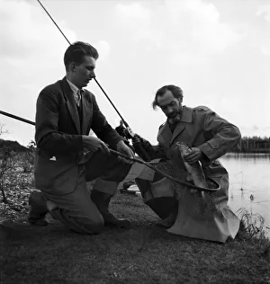 Bernard Venables Daily Mirror fishing expert seen here discussing the catch with a fellow