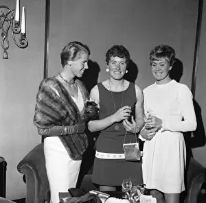 00425 Collection: Beryl Burton (centre) named Top Sportswoman of the Year