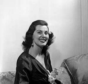 00039 Prints: Betty George, American born star of stage musicals and cabaret who is on her first visit