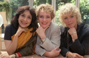 BILLIE WHITELAW AND MADHUR JAFFREY AND MICHELLE HOLMES - TV SERIES FIRM FRIENDS