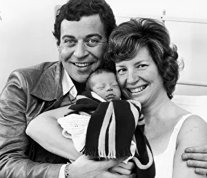 00463 Prints: Birmingham Comedian, David Ismay and his wife show off their new baby