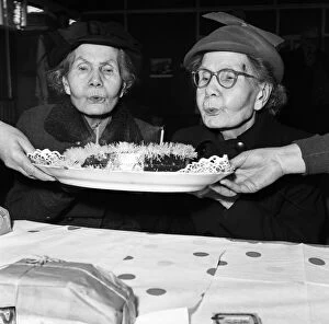 01048 Collection: The birthday party for 90-year-old twins Elizabeth (in glasses