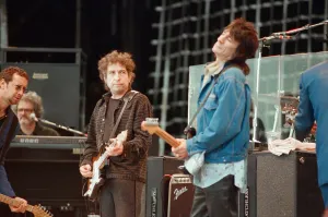 Show Prints: Bob Dylan (left in brown clothing) looks over at Ronnie Wood (in blue