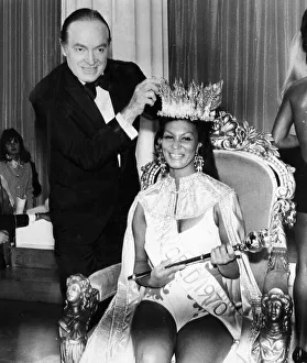 Bob Hope crowns Miss World, Jennifer Hosten in December 1970 01 / 12 / 1970