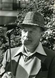 01428 Prints: Bob Hope holding golf club - September 1981 23 / 09 / 1981