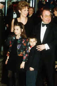 Bob Hoskins Film / Actor with his wife and children at the Premier of Hook Dbase MSI