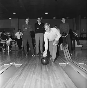 Bobby Charlton and some of the Manchester United football team go ten pin bowling