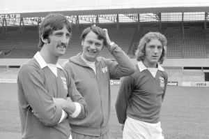 Tracksuit Prints: Bobby Robson Ipswich Town Manager with players David Johnson (l) and Kevin Beatie (r