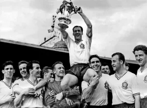 00440 Prints: Bolton Wanderers Beat Manchester United at Wembley: Bolton players chair their Captain