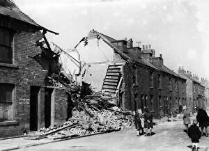 Bombing Collection: Bomb-shattered homes in Grange Street, Hull. Circa 1941