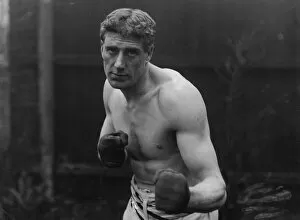 00292 Collection: Bombardier Billy Wells poses for the Daily Mirror prior to his fight against Gunner Moir