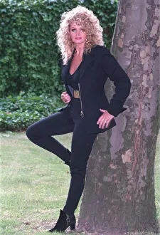 BONNIE TYLER, WELSH SINGER WEARING BLACK 05 / 06 / 1992