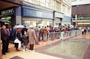 00594 Prints: Boxing fans queue outside Dillions book store in Birmingham to see Muhammad Ali